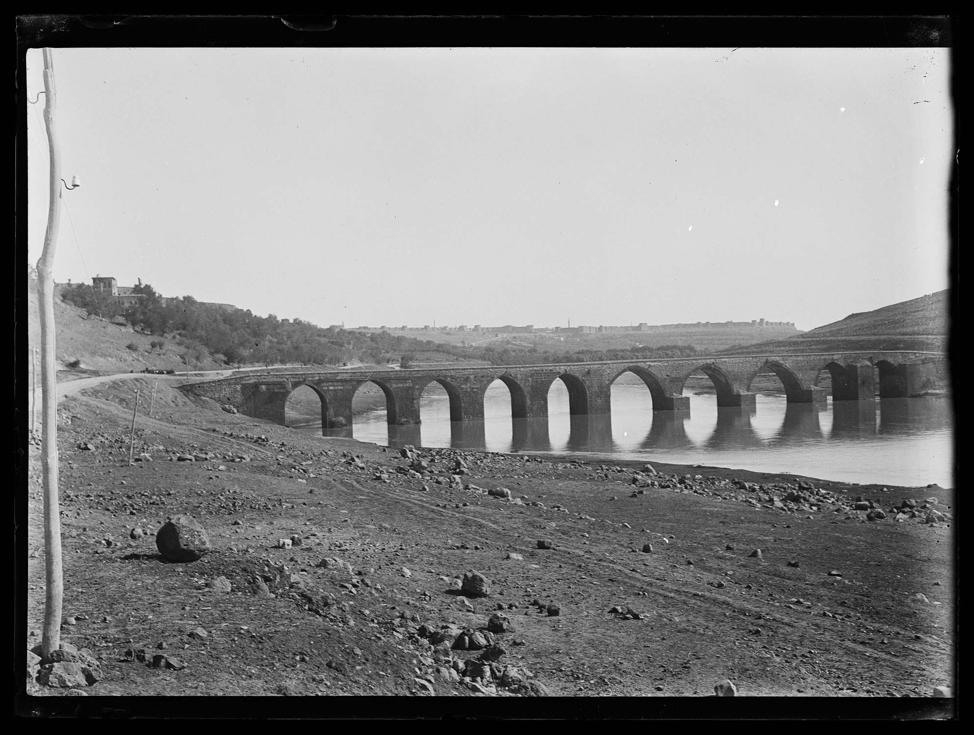 Pont sur le fleuve, avec la ville à l'arrière-plan